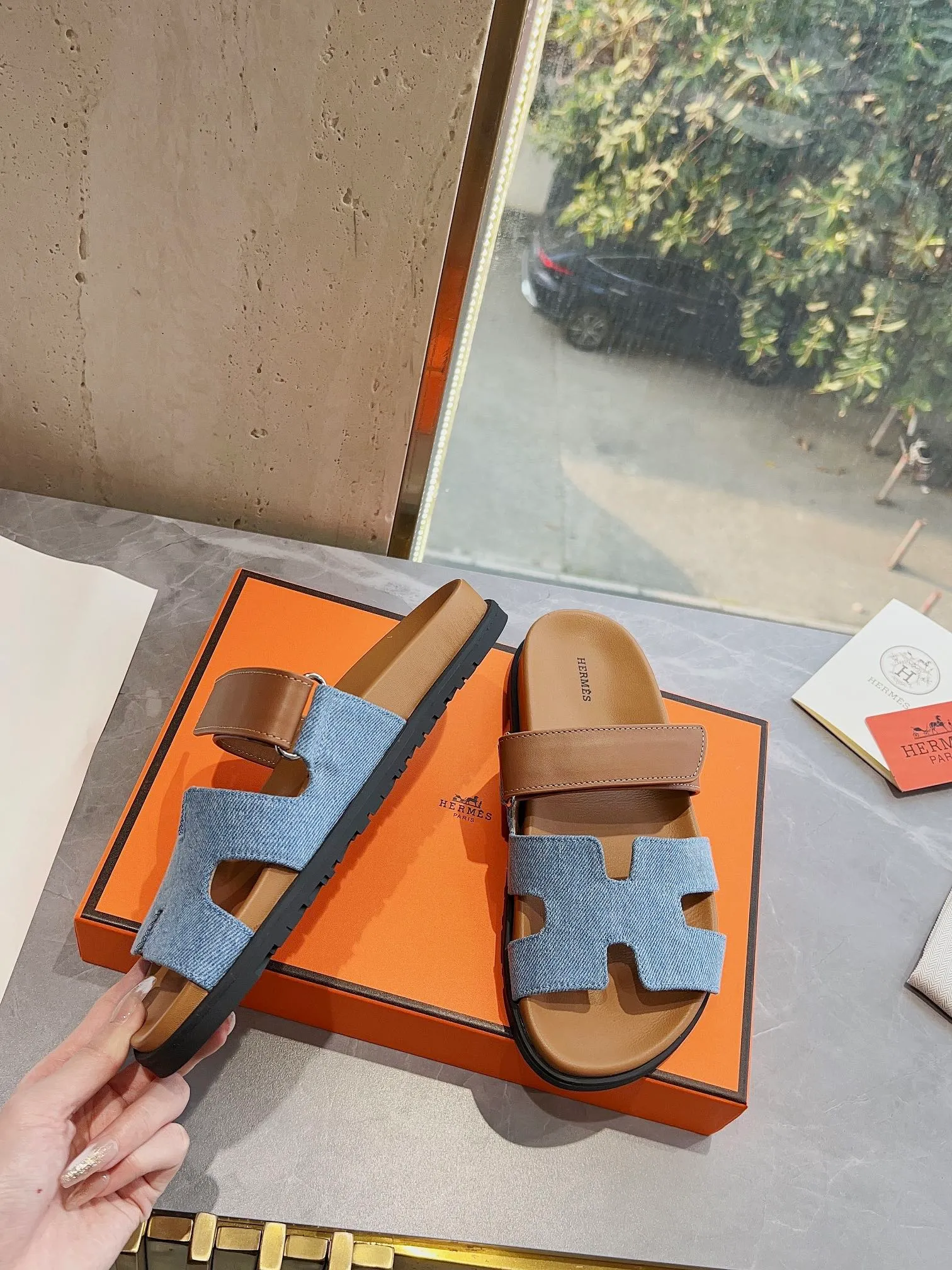 👟👟Ex-factory price 440👟👟 (Top version) H family 2024 spring and summer new style HERMES Hermes' recently popular couple's shoes, pig nose angle sandals and slippers, paired with various colorful socks, very trendy. Upper lining: imported original leather. Outsole: non-slip and wear-resistant outsole. Size: female 35-42 (40/42 non-returnable and non-exchangeable) Men’s size: 39-45 (45 is non-refundable and non-exchangeable)